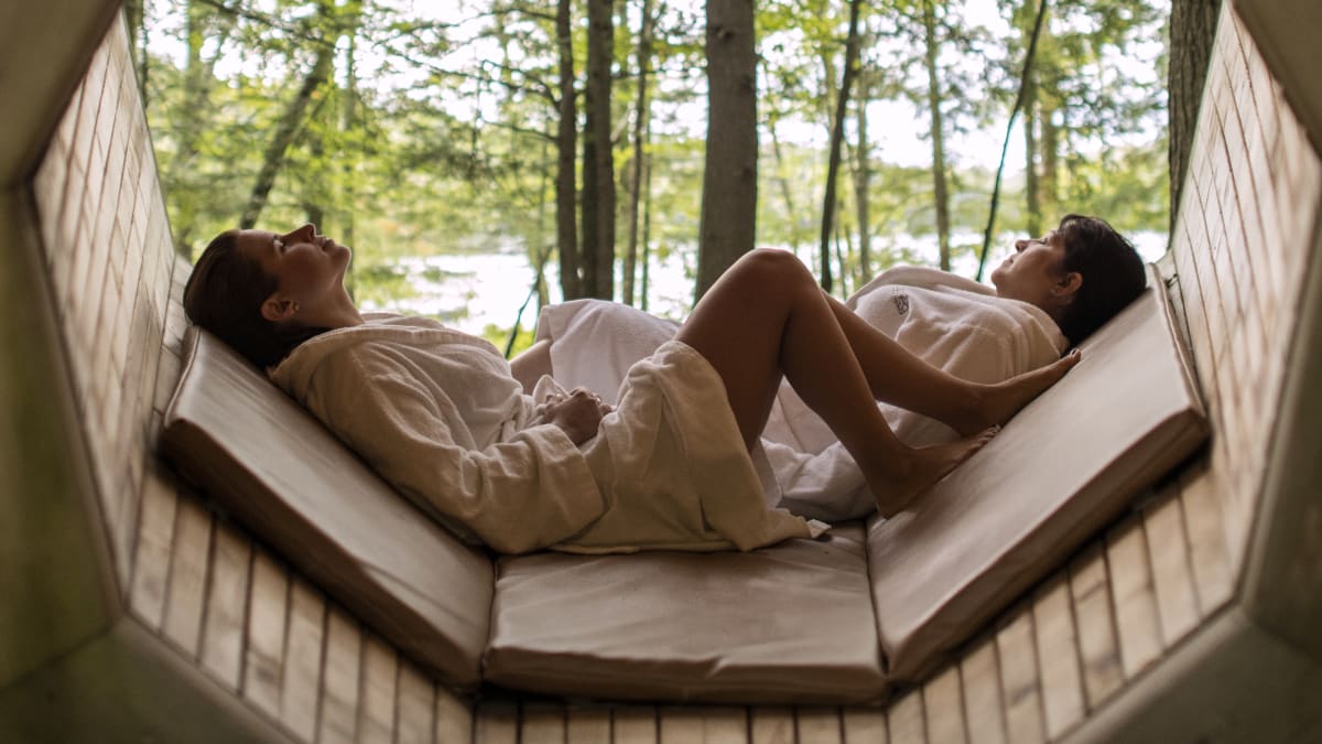 Deux femmes dans une zone de relaxation de forme octogonale au spa.