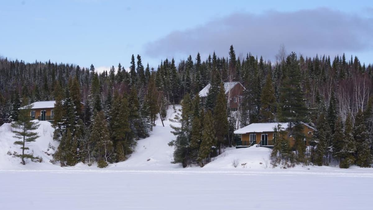 Two cottages on the shore of the river in Côte-Nord.