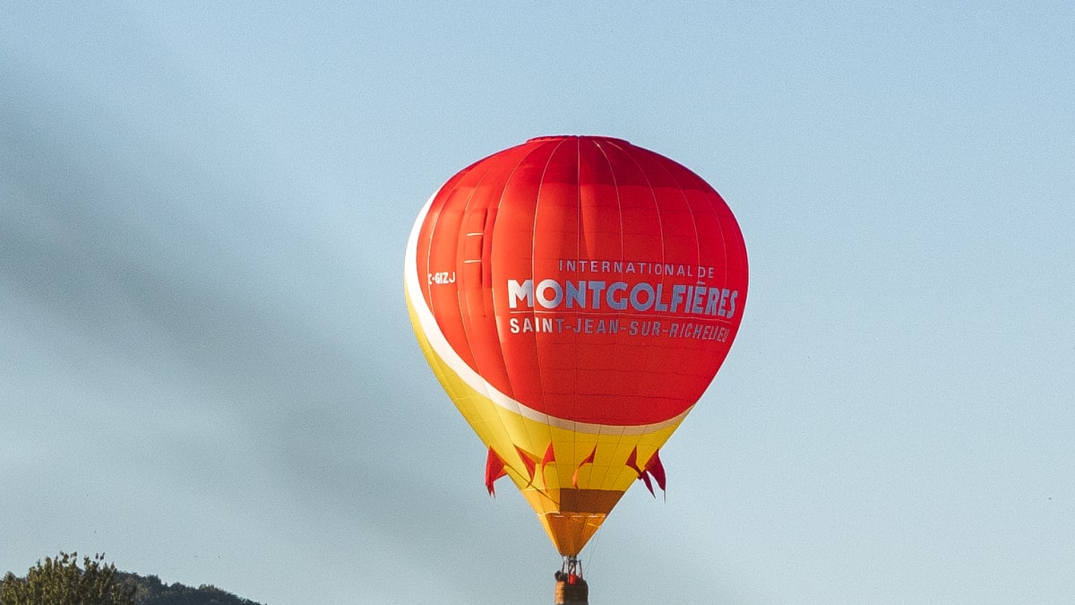 Hot-air balloon above a mountain in the Haut-Richelieu region.