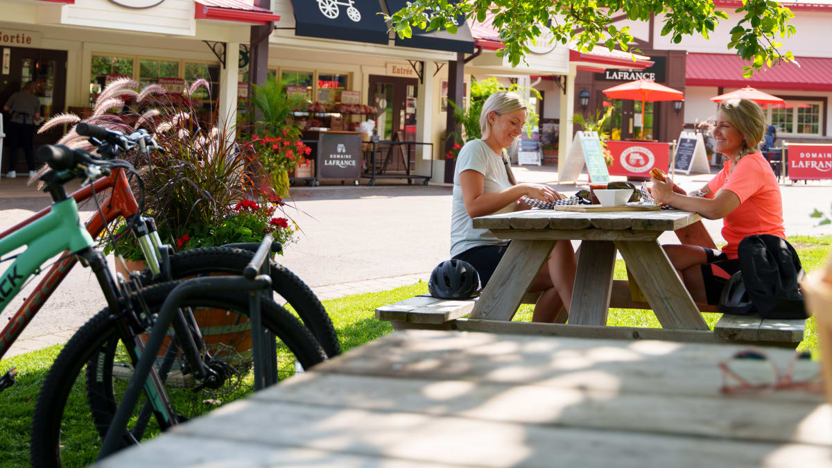 Deux femmes sur une table à pique-nique au Domaine Lafrance.