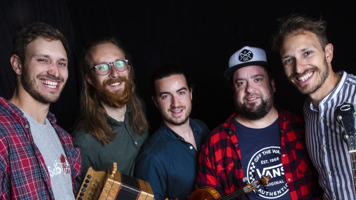 Portrait of the five members of Le Diable à Cinq.