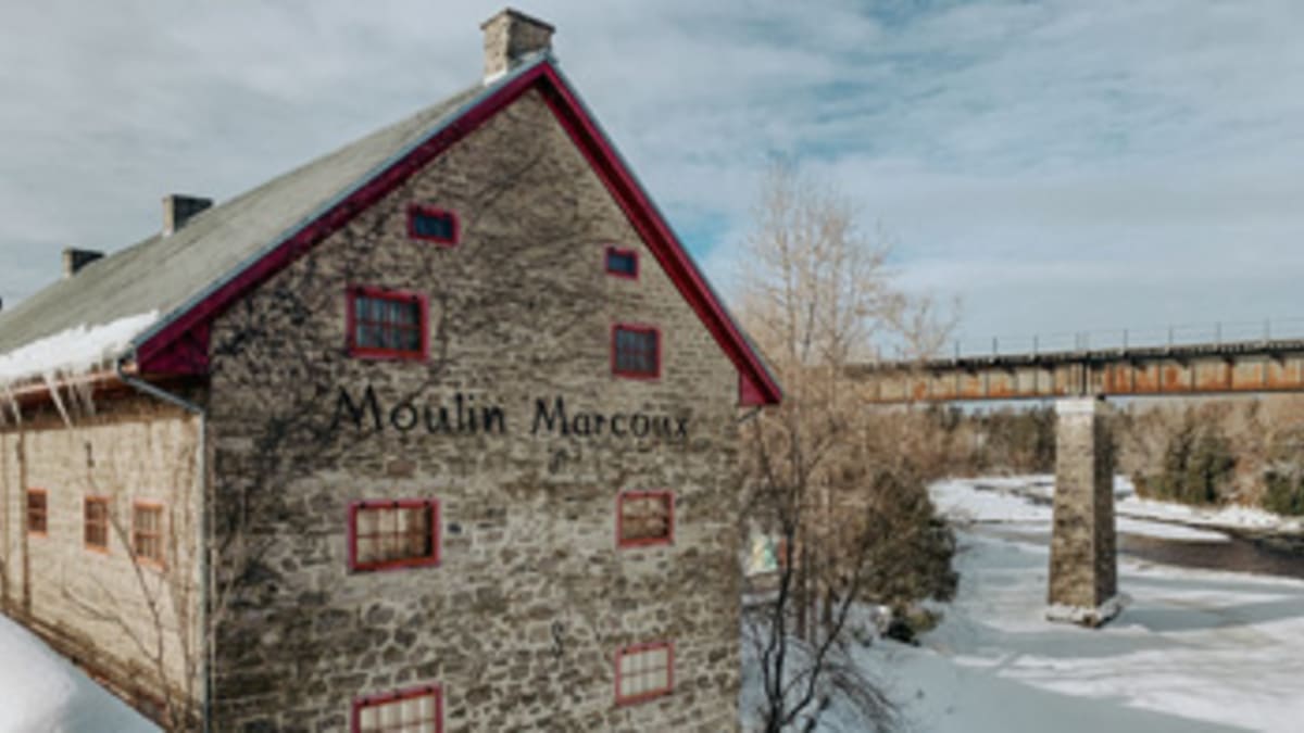 Le Moulin Marcoux dans Portneuf à la fin de l'hiver.