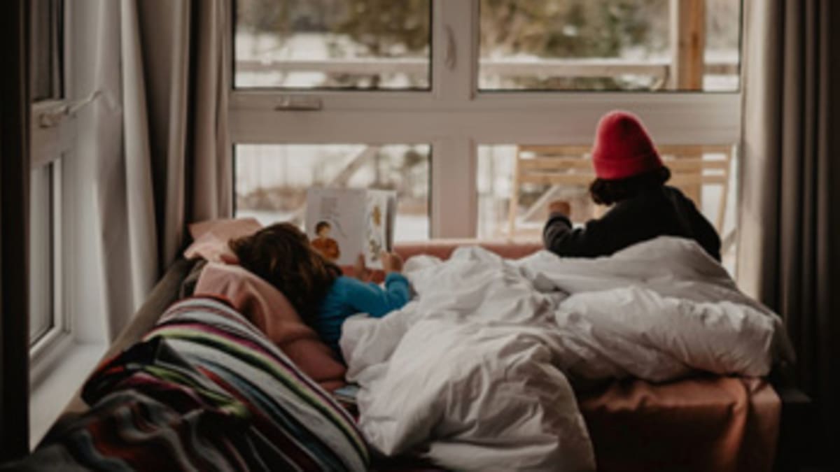 2 enfants dans un chalet en fin d'hiver à l'Escale au Lac dans Portneuf.