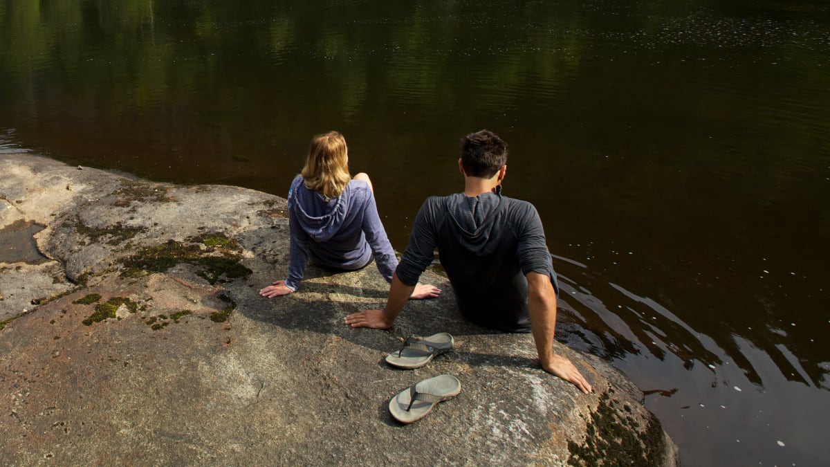Couple by the water in the Portneuf regional park.