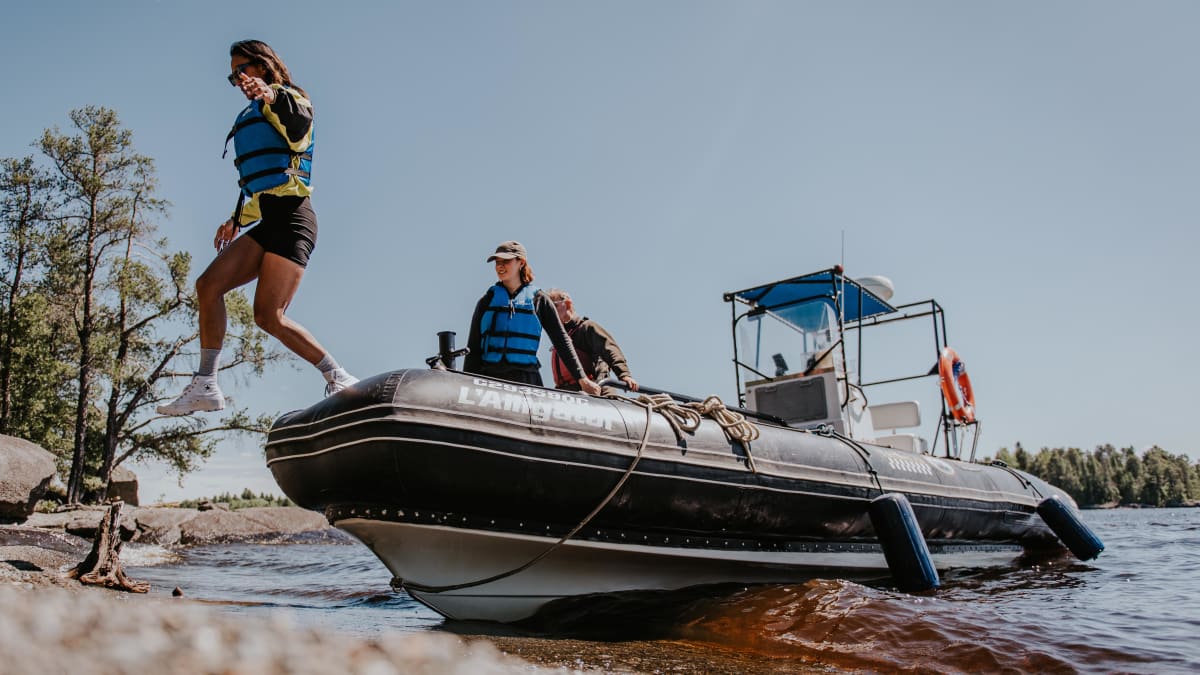 Bateau motorisé acostant sur la plage.