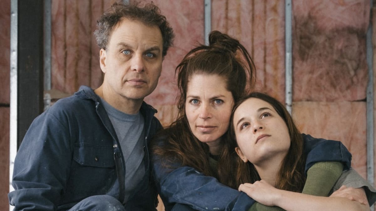 Trois acteurs dans l'annonce de la soirée théâtrale Juliette & Mathieu