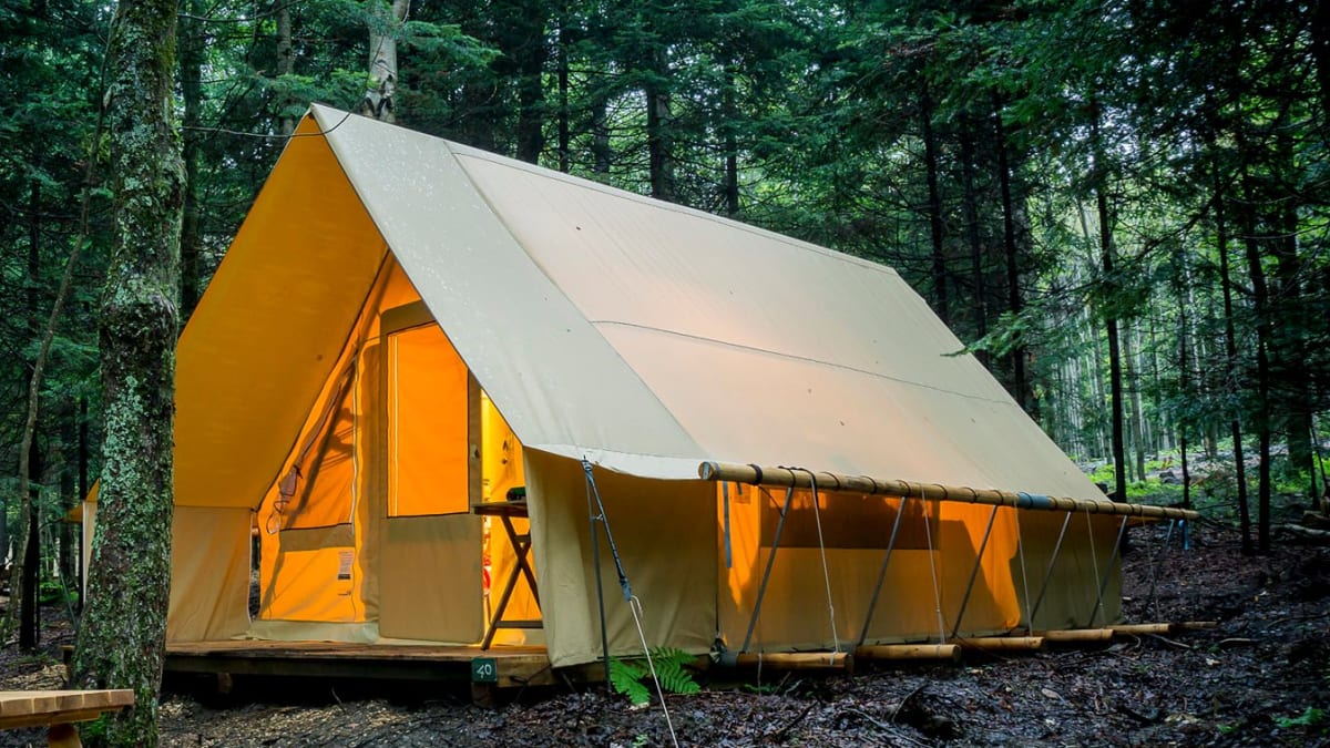 Ready-to-camp-unit at Huttopia Les Deux Lacs.