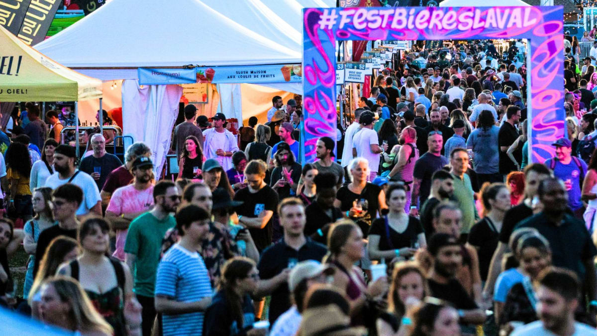 Foule à l'entrée du Festival des bières à Laval.