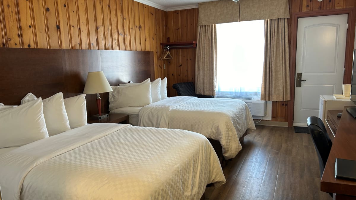 Room at the Le Danube Bleu hotel in Côte-Nord.