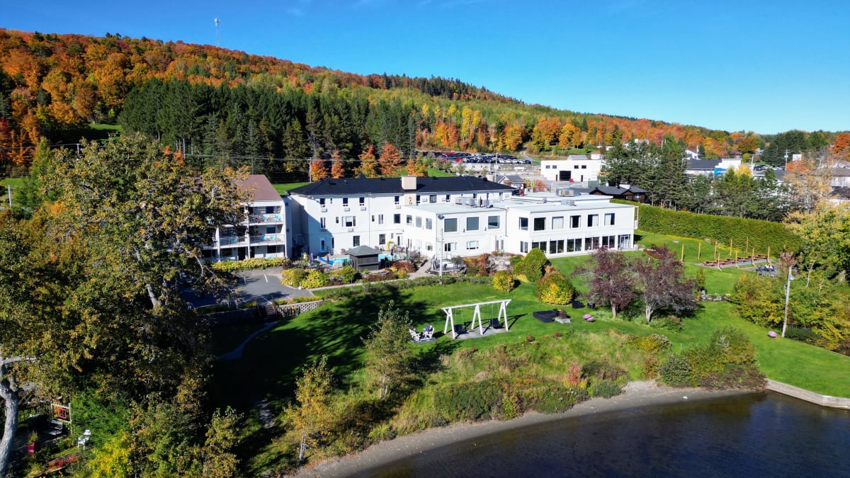 Manoir du Lac-Etchemin in the fall.