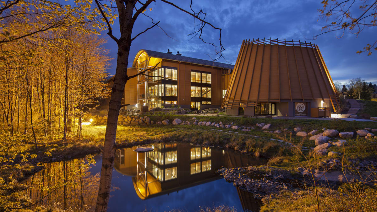 Hôtel-Musée Premières-Nations in the fall at night.