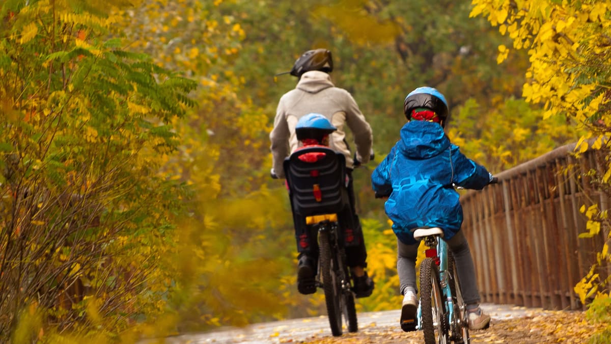 Explore Granby by bike and stay overnight in the region at Hotel Castel