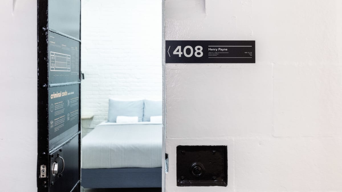 Porte d'une chambre à l’Auberge Saintlo Ottawa Jail, avec le nom d'un ancien détenu à l'extérieur.