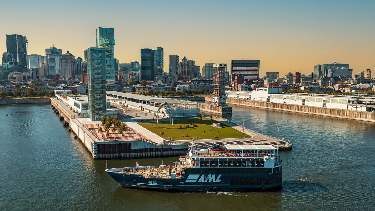 Bateau de Croisières AML dans le Vieux-Port de Montréal.
