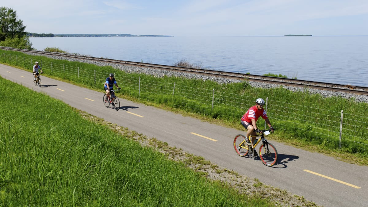 Three cyclists by the water - Véloroute des Bleuets