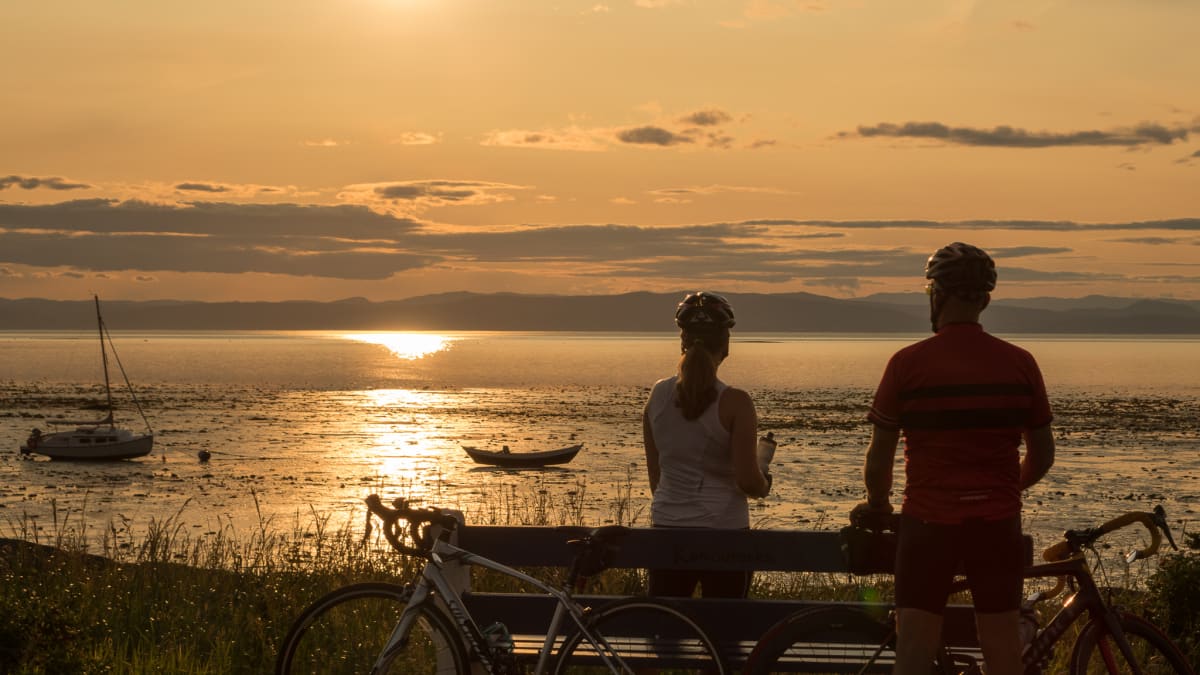 Couple of cycling enthusiasts taking a break by the water - Kamouraska