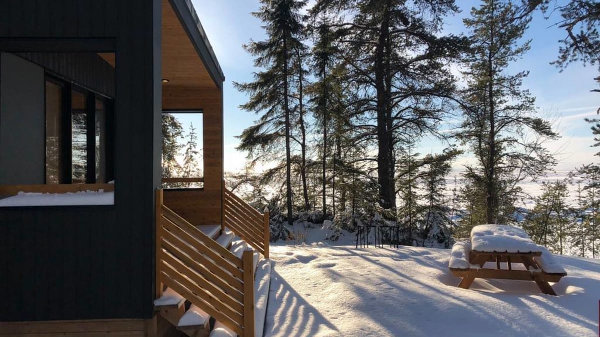 Building and picnic table under the snow at Parc national de la Pointe-Taillon.