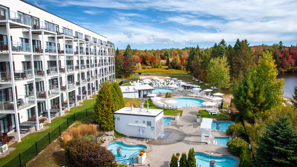 Vue aérienne du spa de l'Estérel Resort en automne.