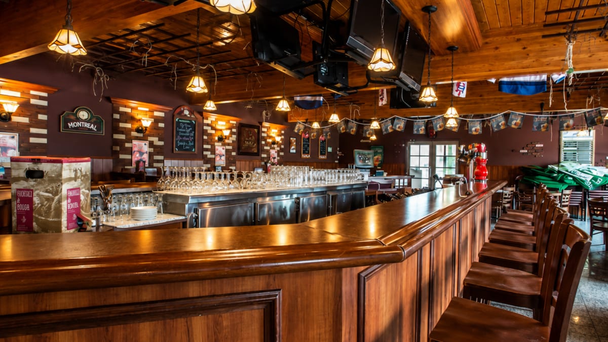 Interior of Le Chianti Pub at the Hôtel Le Danube Bleu.