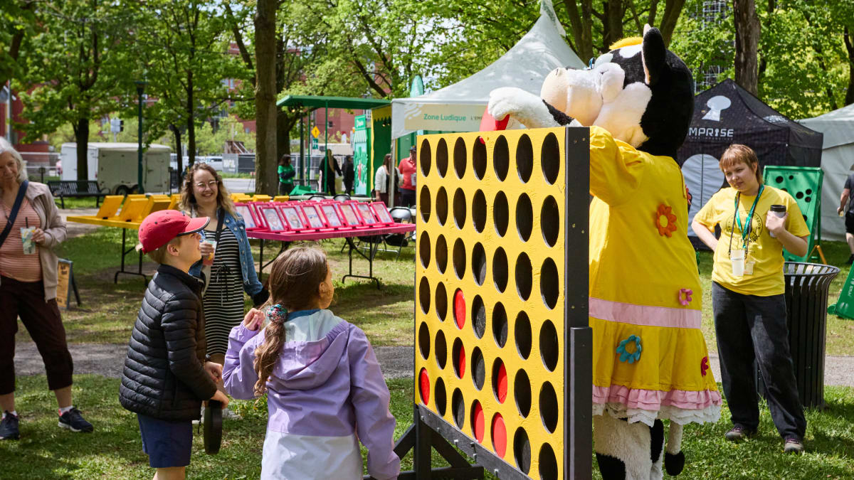 Giant connect 4 game, kids and mascot at Festival Bouffe, Bière & Boisson.