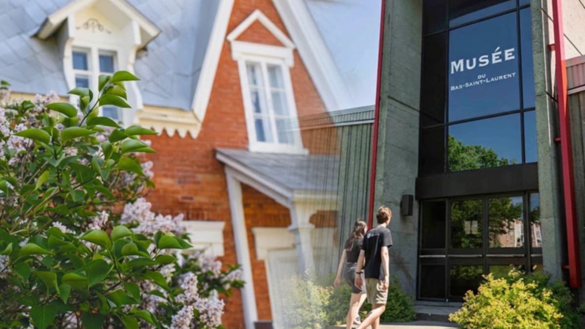 Deux personnes devant le Musée du Bas-Saint-Laurent.