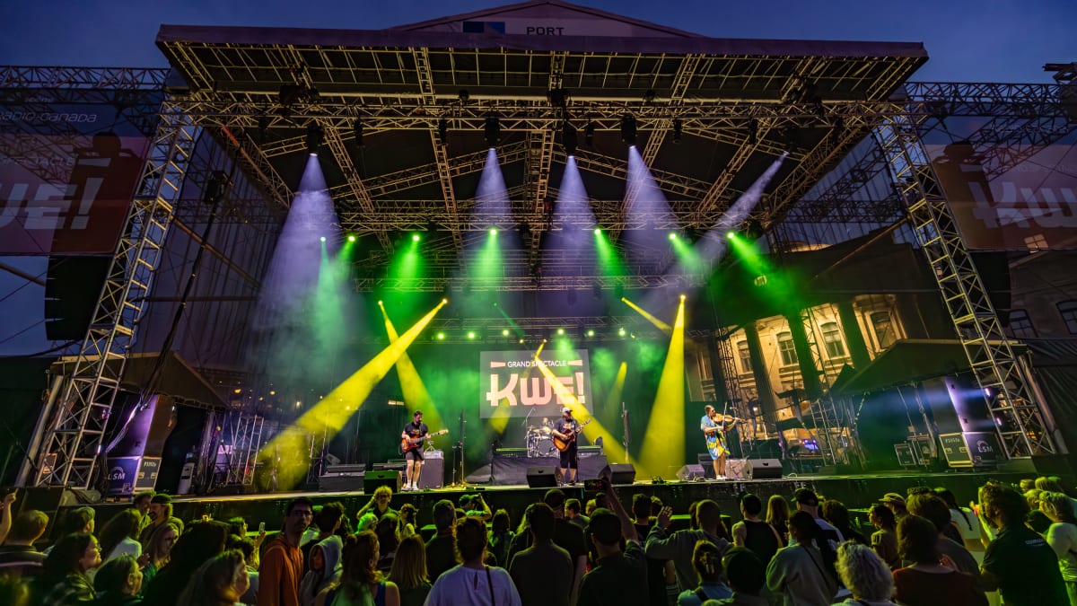 Outdoor stage at festival Kwe!
