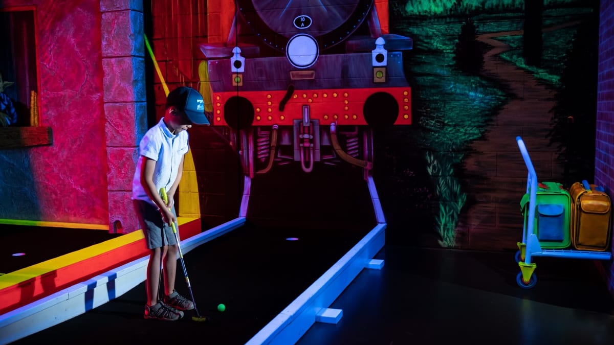 Des enfants jouent une partie de mini-golf au Laser Force Drummondville