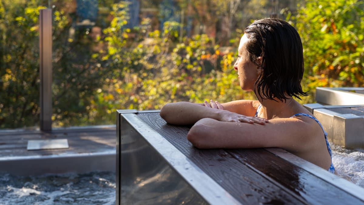 Femme dans une piscine au spa du Baluchon.