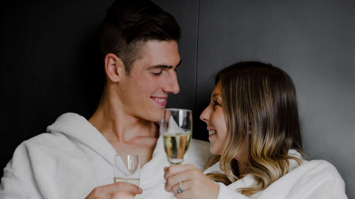 Couple tenant des coupes de mousseux