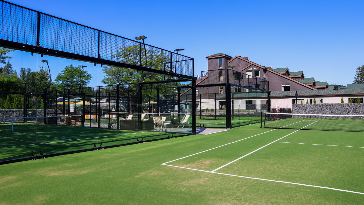 Terrain de padel sous un ciel bleu sans nuage.