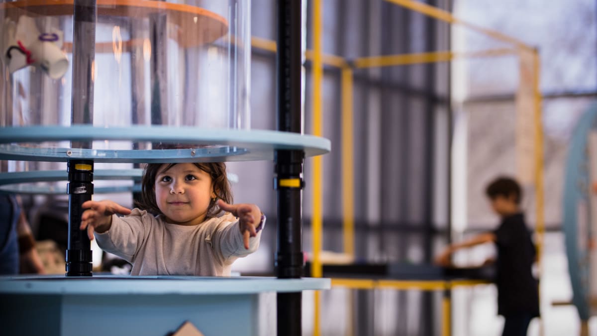 Enfants jouant au défis à bidouiller au Musée de l'ingéniosité J. Armand Bombardier