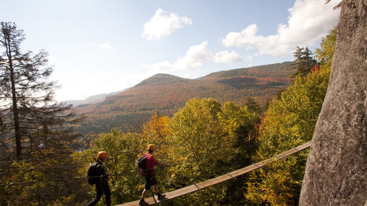 Deux personnes sur la via ferrata au Parc national du Mont-Tremblant.