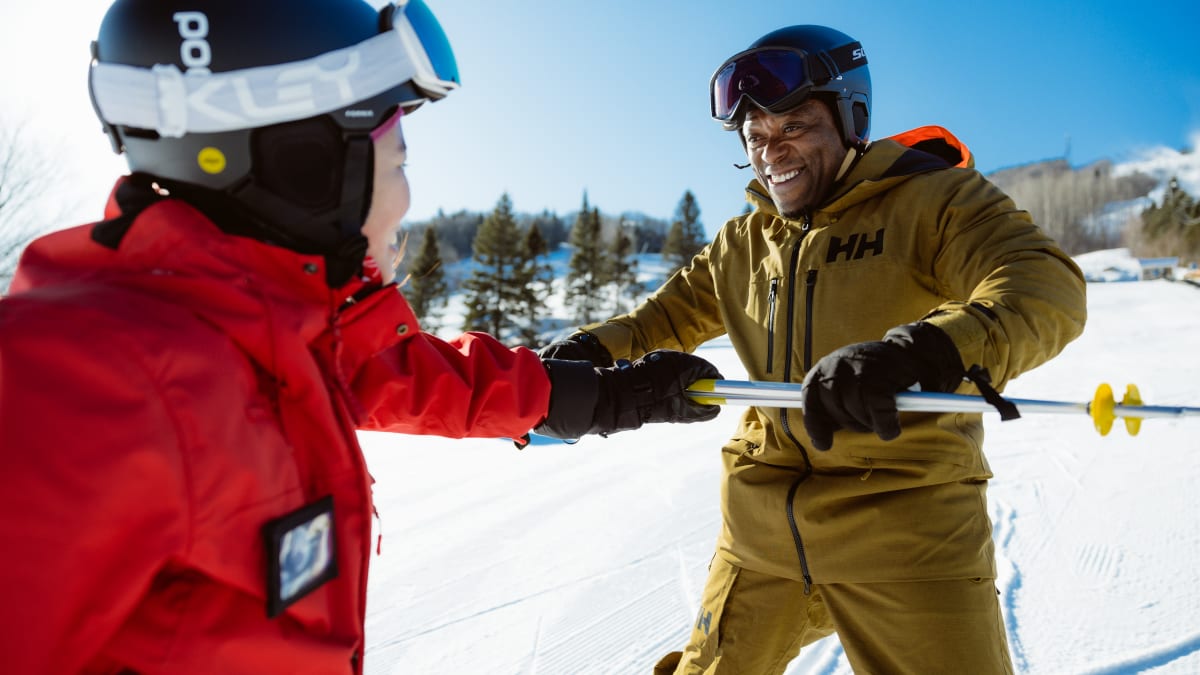 Homme souriant en train d'apprendre un sport de glisse.