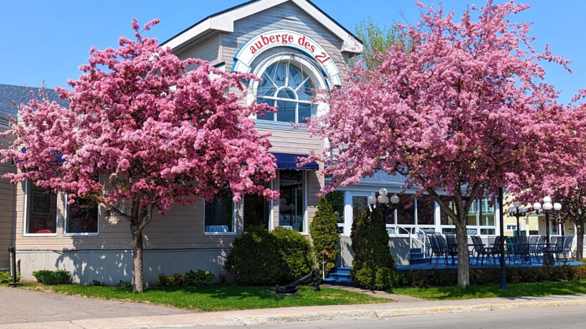 La façade de l'Auberge des 21 au printemps.