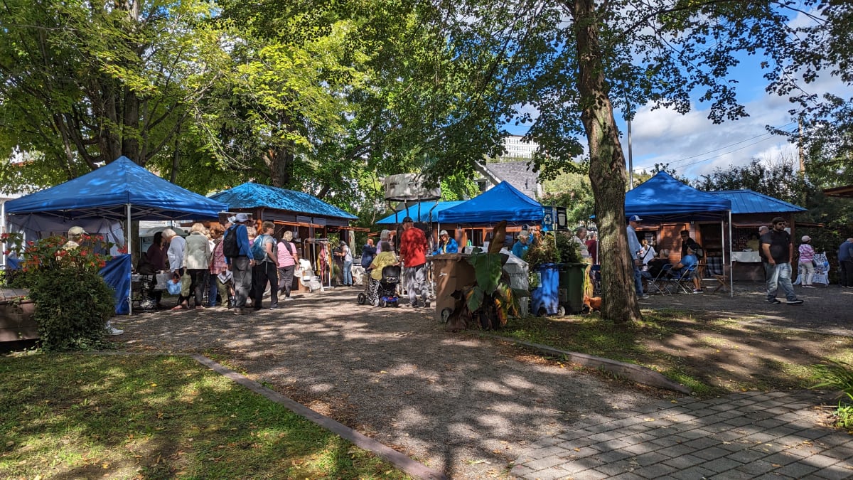 A market located close to the Auberge des 21 hotel.