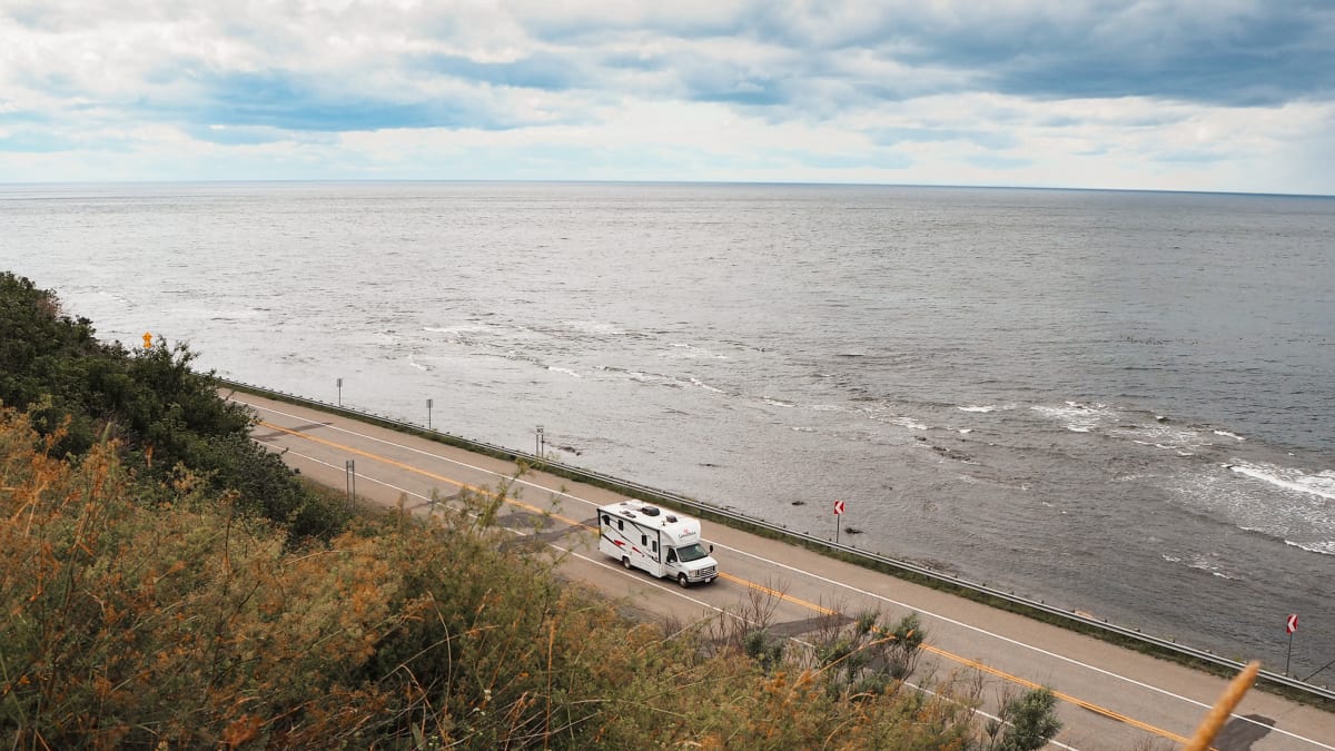 VR sur la route au bord de la mer