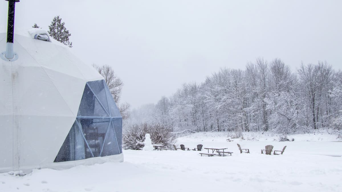 Extérieur d’un dôme sous la neige