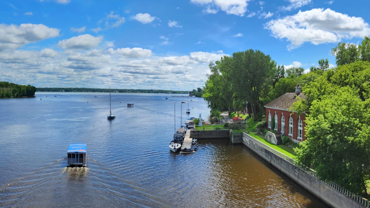 Fleuve devant le musée Boréalis.