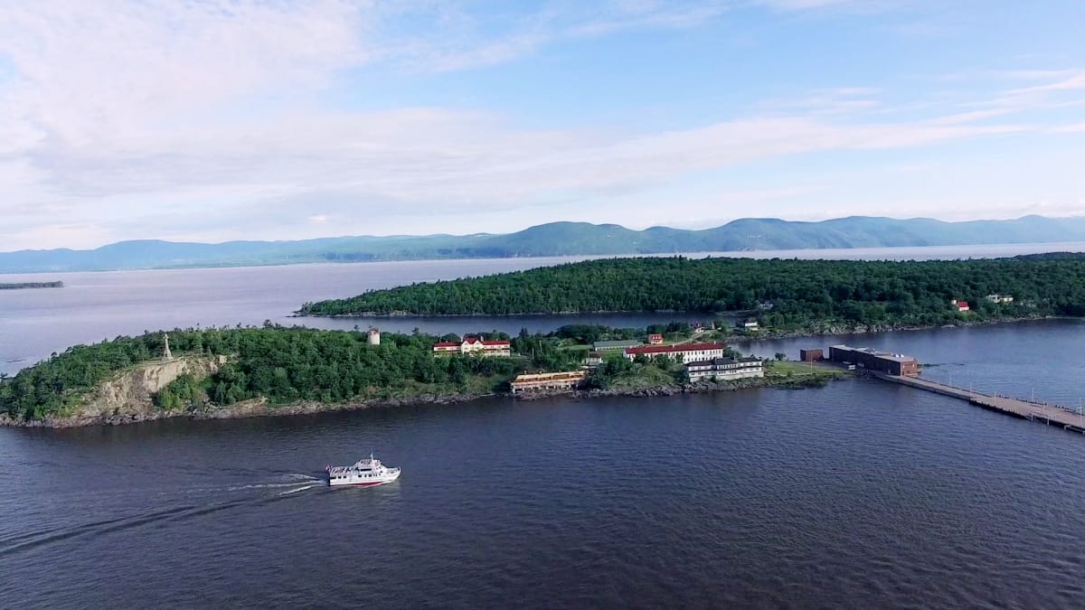 AML Cruise ship arriving to Grosse-Île.