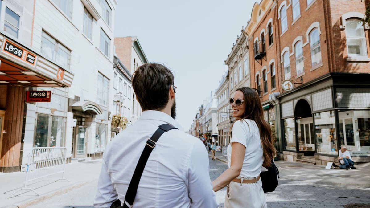 Couple dans les rues de Québec.