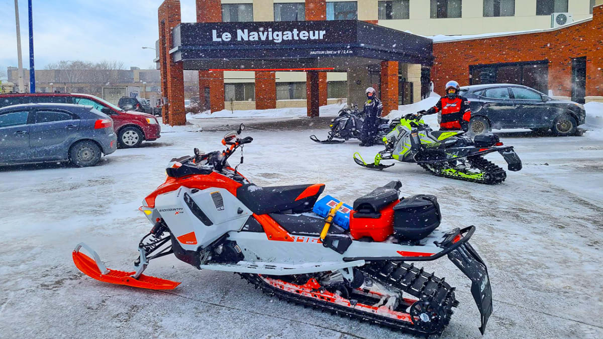 Motoneige en face de l'Hôtel Le Navigateur
