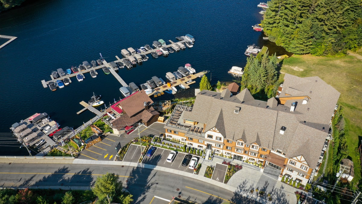 Vue aérienne du complexe du Viking Resort et de la marina.