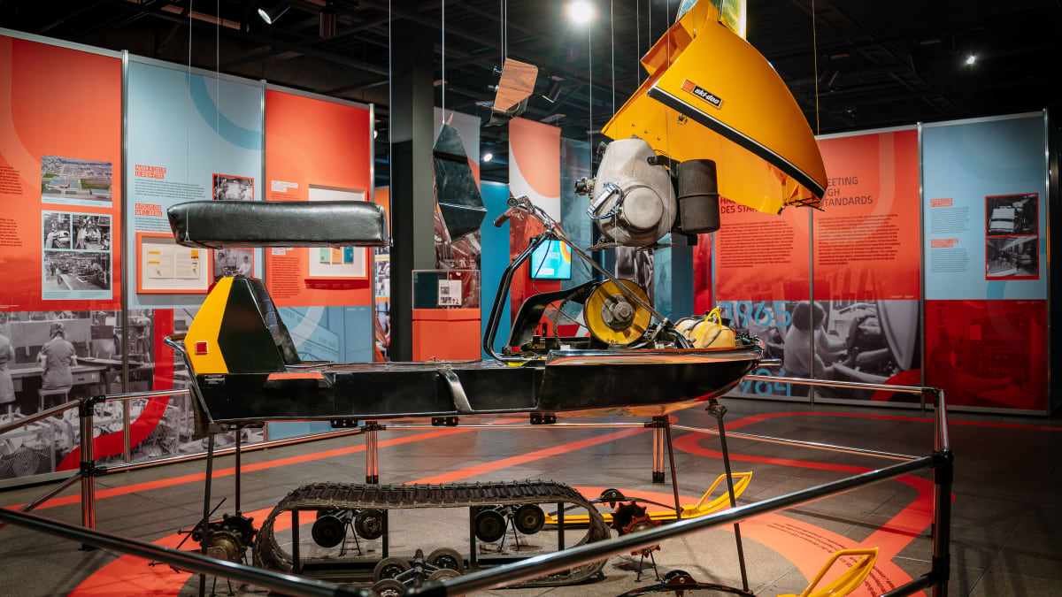 Exposition de pièces de motoneige au musée Bombardier.