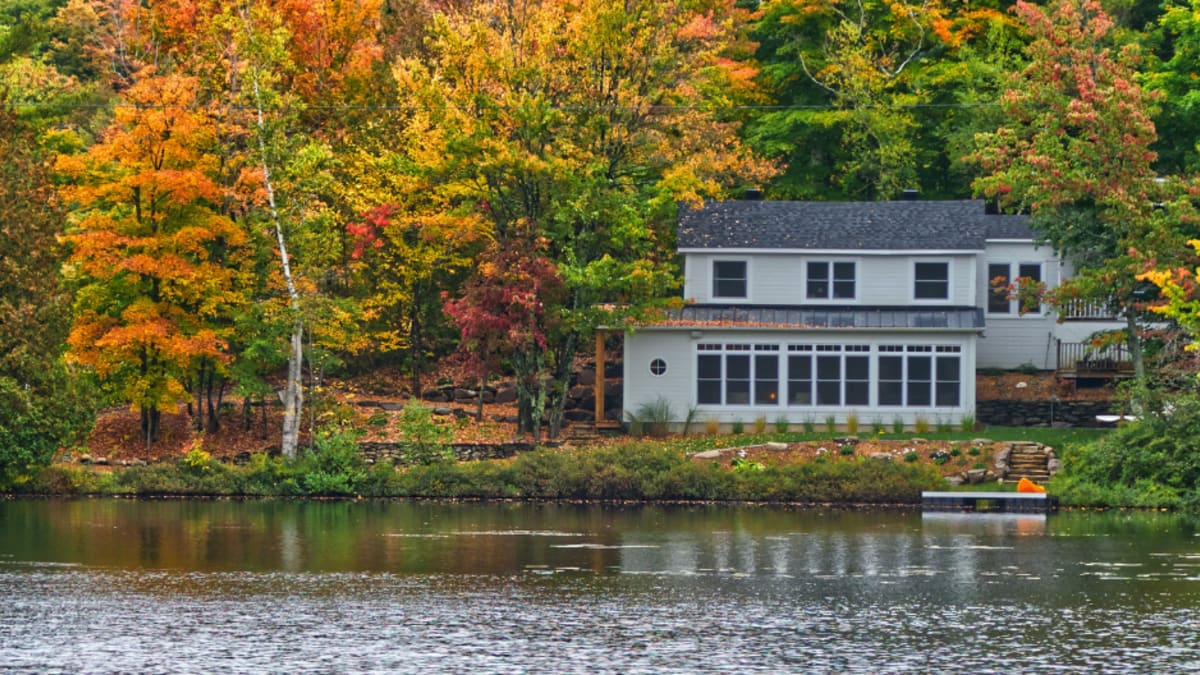 Maison au bord d'un lac en automne.
