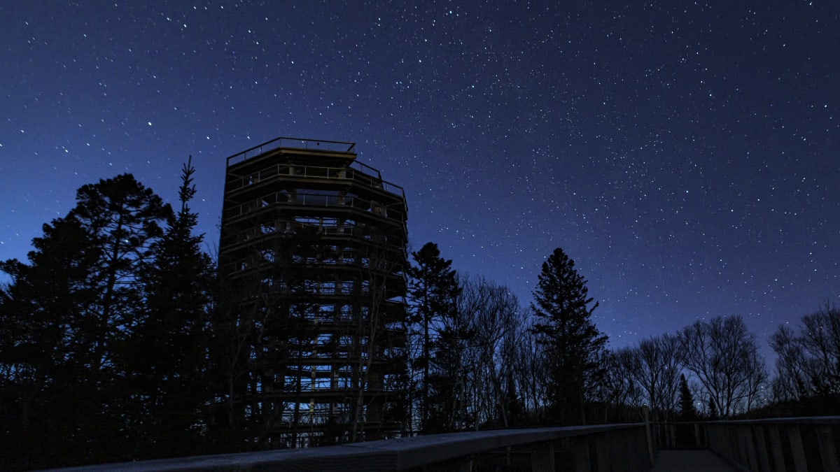 Tour panoramique du Sentier des cimes sous les étoiles.