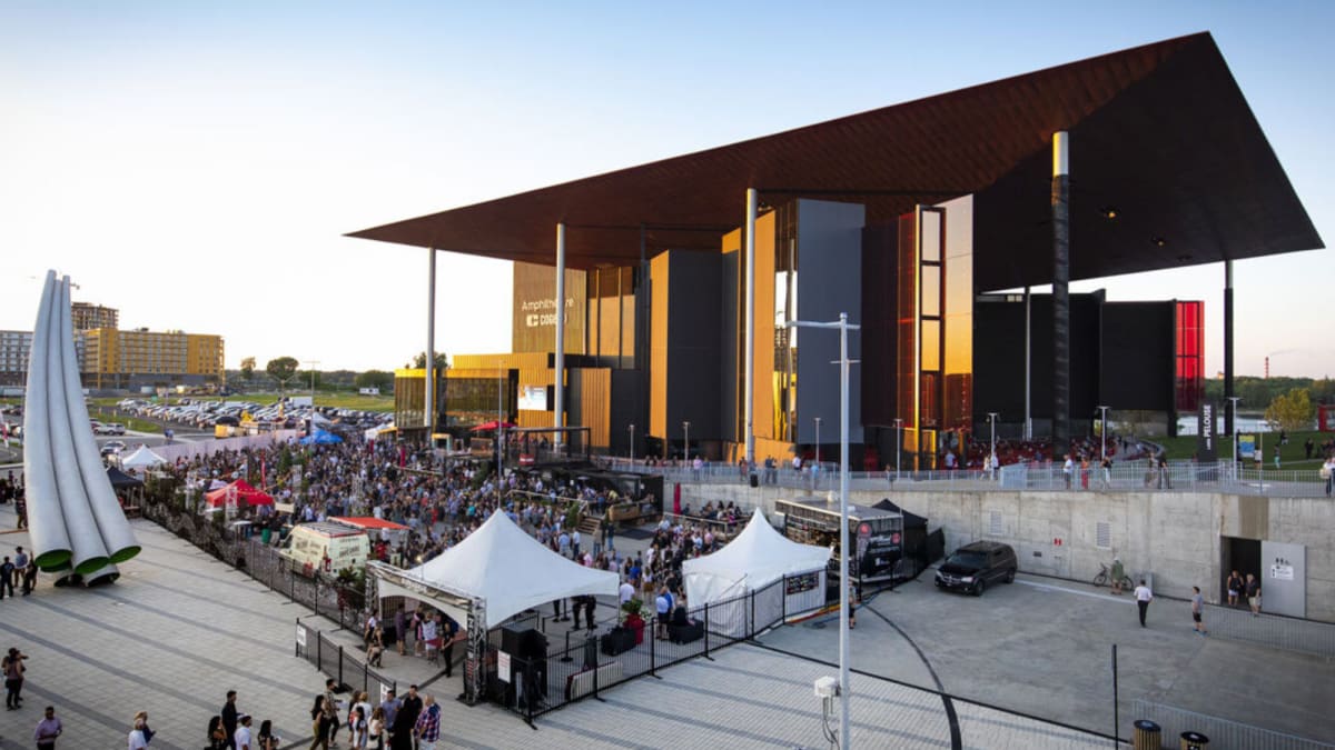 Amphithéâtre Cogeco in the evening.