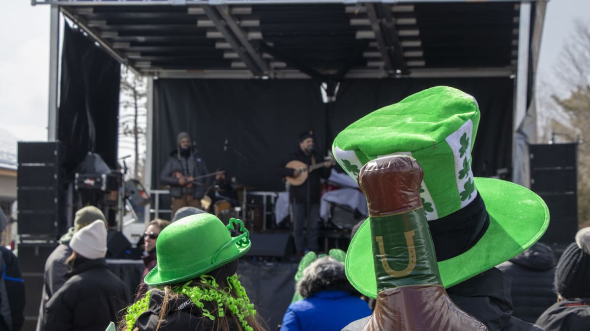 Scène de spectacle et spectateurs avec des chapeaux de la Saint-Patrick.