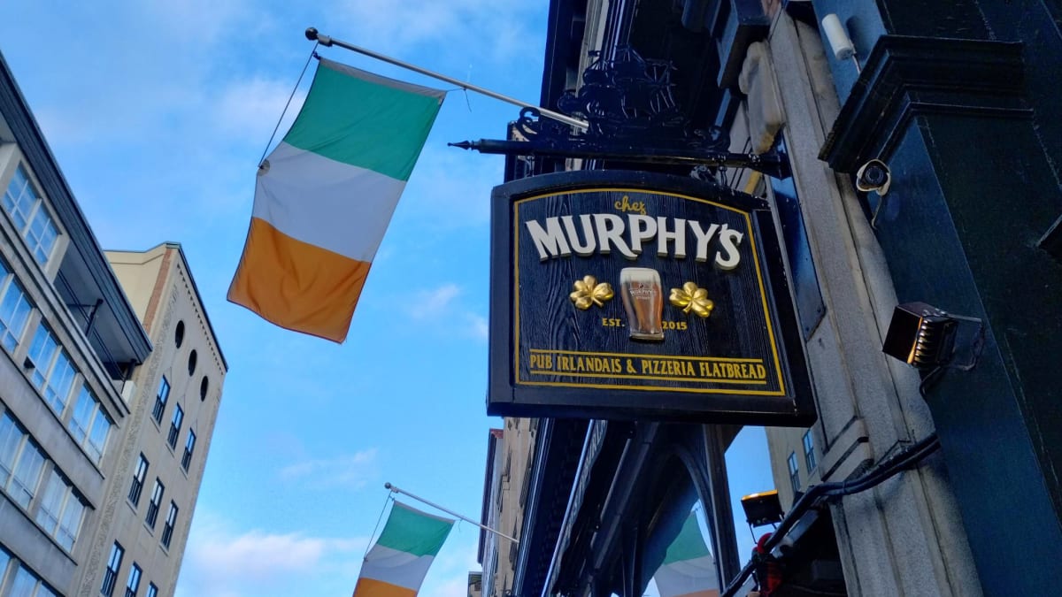 Enseigne de pub irlandais et drapeau.
