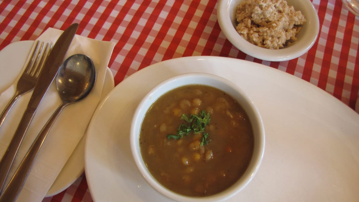 Repas de soupe aux pois et cretons végétariens.