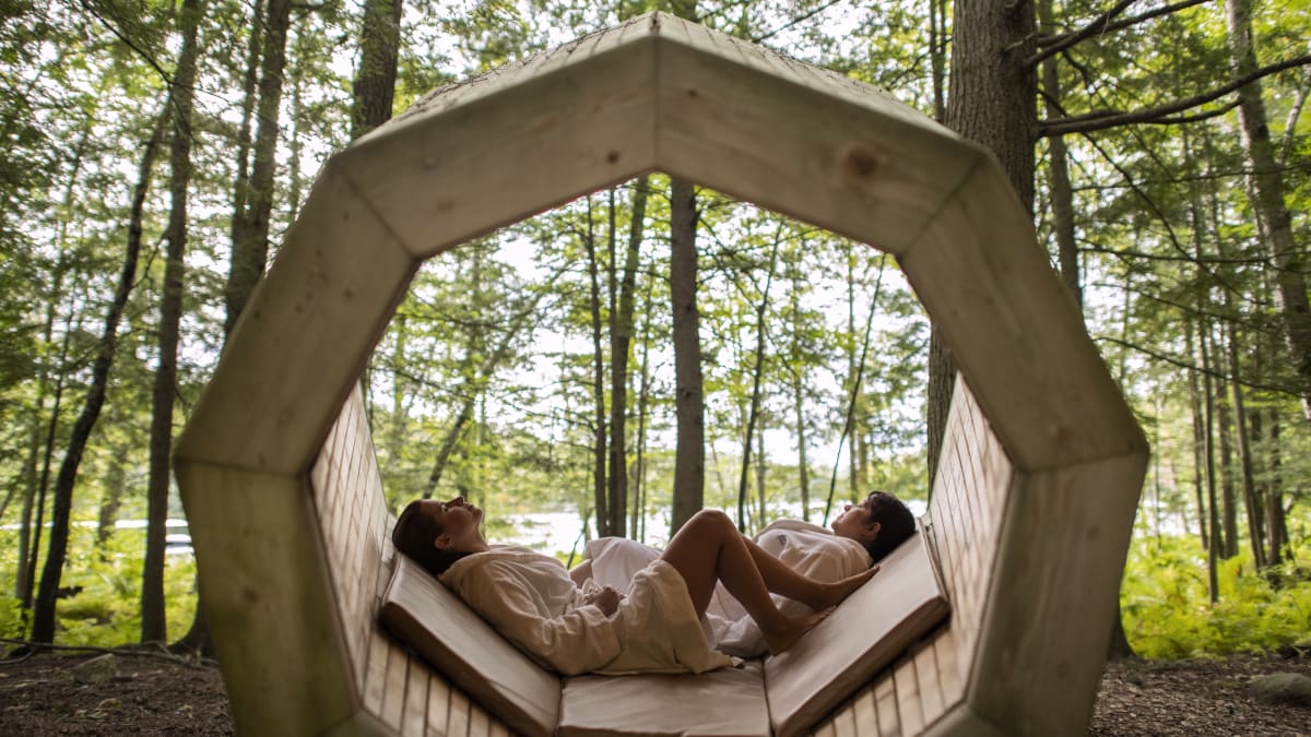 Deux femmes dans une zone de relaxation de forme octogonale au spa.